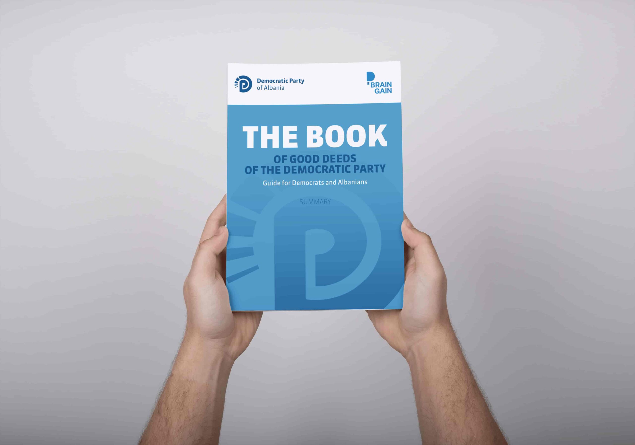 Libri blu i Partisë Demokratike i mbajtur me duar